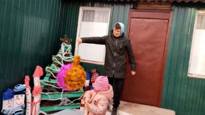 В гостях у бабушки. Украшаем двор и разбиваем пиньяту.