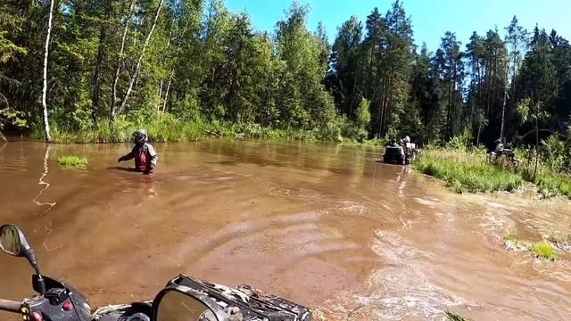 Выезд на квадроциклах в Гжель. Жара +30, воды по пояс, грязь густая. Stels Guepard утопили. смотреть онлайн