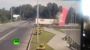 DAF truck smashes into monument at full speed in Russia (DISTURBING FOOTAGE)