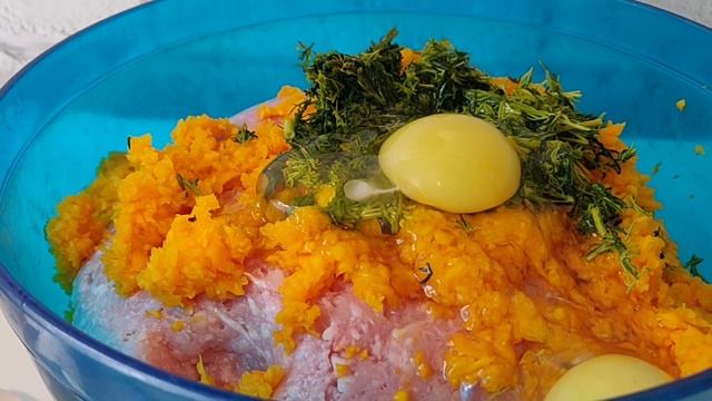 Нежные куриные котлеты с тыквой, приготовленные в духовке