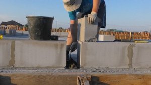 АРМИРОВАНИЕ КЛАДКИ из ГАЗОБЕТОНА! Закончил ПЕРВЫЙ РЯД газоблока! Как резать и штробить Газобетон!