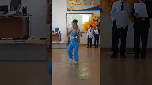 Индийский танец шарара исполняет маленькая девочка