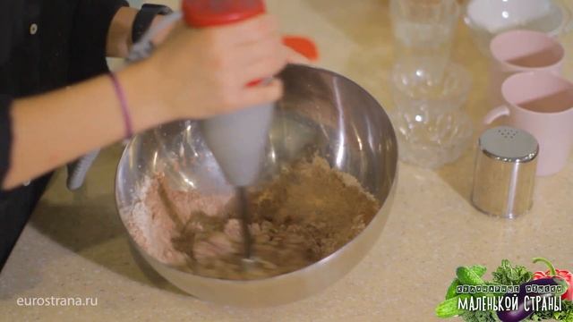 ШОКОЛАДНОЕ ПЕЧЕНЬЕ С КРЕМОМ! Готовят жители европоселка "Маленькая Страна". смотреть онлайн