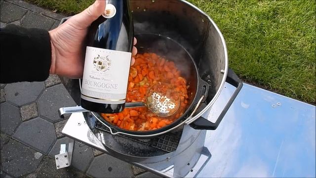 Оссобуко ? - Стейк из говяжьих голяшек - мясо в соусе по итальянскому  рецепту в голландском казане