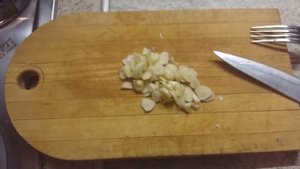 Голень куриная, жареная на сковороде с чесноком