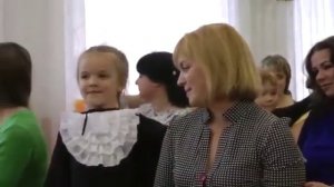 Маленькие дети исполняют танец для мам, в день матери