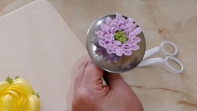 Цветы из крема / Хризантемы Камелия