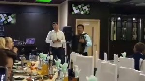 Руслан Кирамутдинов поет под баян на татарском празднике.