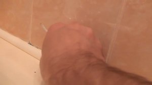 Чем заделать стык между ванной и стеной