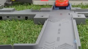 Игры с машинками - Молния Маквин - Тачки меняют колеса