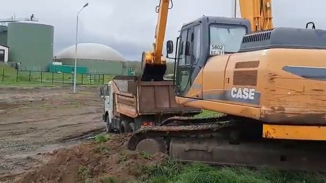 Чистка лагуны длиноруким экскаватором смотреть онлайн