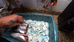 Консервы из скумбрии и скумбрия в духовке.