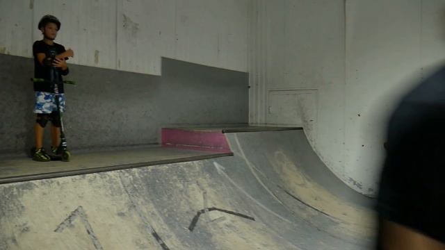 ?Крытый скейт парк в Москве ?BunnyHop? тут учат кататься на самокате ?#крытыйскейтпарк смотреть онлайн