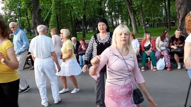 Страшно сидеть одной!!!Танцы в саду Шевченко,Харьков,май 2021. смотреть онлайн
