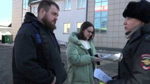 Сотрудники Госавтоинспекции проводят профилактические беседы с участниками дорожного движения