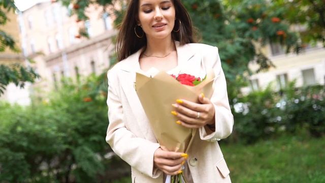 9 красных одноголовых пионовидных роз Red Piano 40 см с фисташкой смотреть онлайн