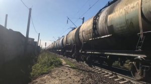 "Люди перебегают перед поездом!" Электровоз ВЛ10 - 1750 с грузовым поездом и с приветливой бригадой