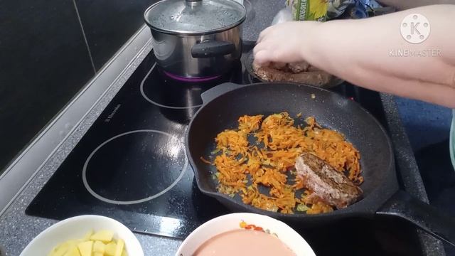 Готовлю из полуфабрикатов борщ гречанники и сырники на завтрак. Все быстро и просто.