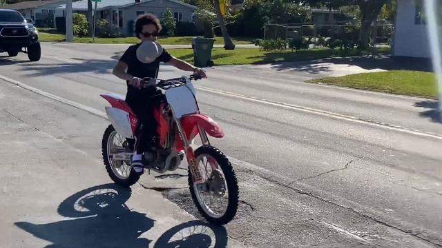 Random man tries to buy satisfied customer 2007 crf250r with the “veetouch” South Florida Vibes смотреть онлайн