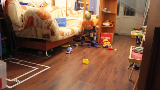 как научить ребенка кататься на роликах в квартире смотреть онлайн