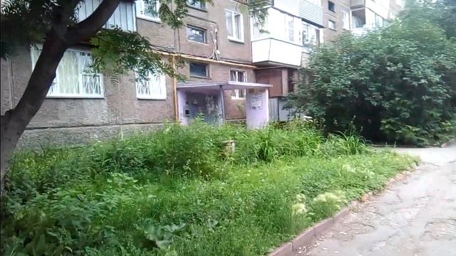 Парковка на газоне. Челябинск, ул. Гражданская 10.