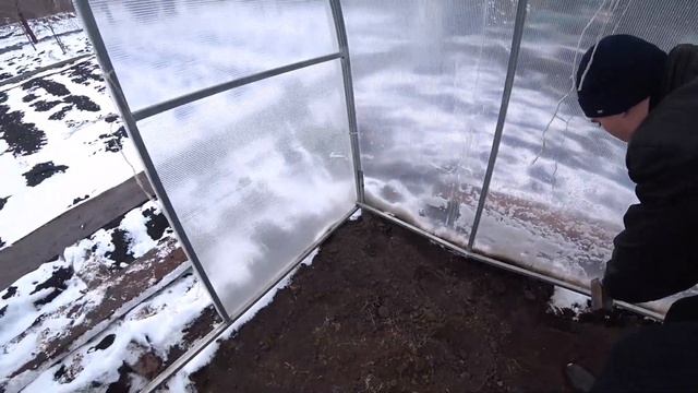 Теплица улетела на дерево, последствия сильного ветра ((