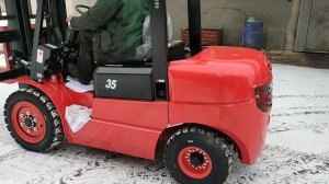 Вилочный дизельный погрузчик зимой