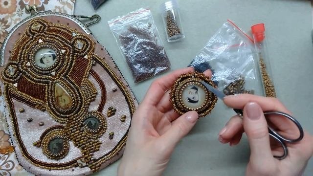 Брошь со стеклянным кабошоном.