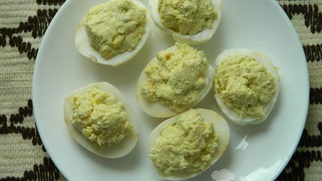 Яйца фаршированные сыром чесноком и майонезом