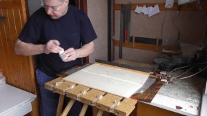 Склеивание верхней деки на специальном приспособлении(видео №27).