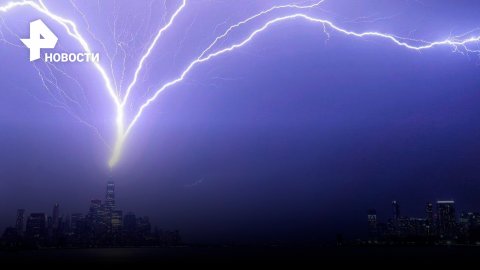 Апокалиптическое видео: молния бьет в здание Всемирного торгового центра в Нью-Йорке / РЕН Новости