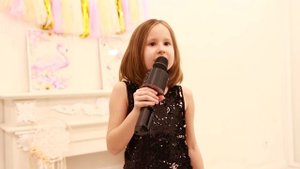 Алиса Мей поет песню "Скоро наступит весна" (автор Алиса Кожикина)