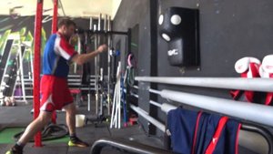 Бокс, отработка прямого удара с теннисными мячами