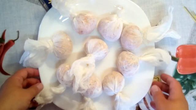 Красим яйца из подручных средств. С помощью луковой шелухи и обычной зеленки. смотреть онлайн