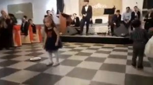 Современный Танец на свадьбе!!ДЕТИ!ТАНЕЦ на 8 марта  Девочка 5 лет танцует на свадьбе под BEBE REXH