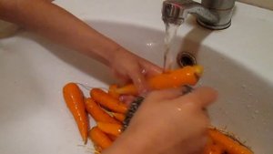Как быстро и экономно почистить морковь