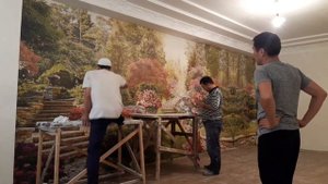 Процесс поклейки фото обоев (фреска)