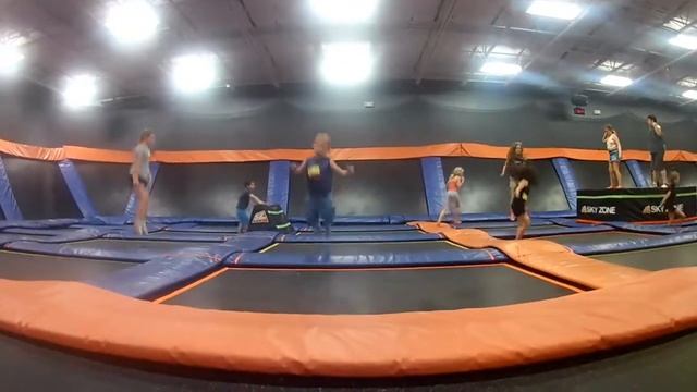 GOING HAM at SKY ZONE! #limabeantv #wackywednesday смотреть онлайн