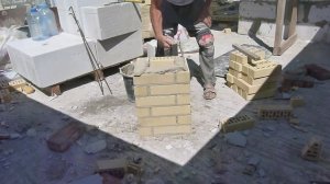 кладка столба из кирпича одной кельмой....без уровня и отвеса.Нивок111