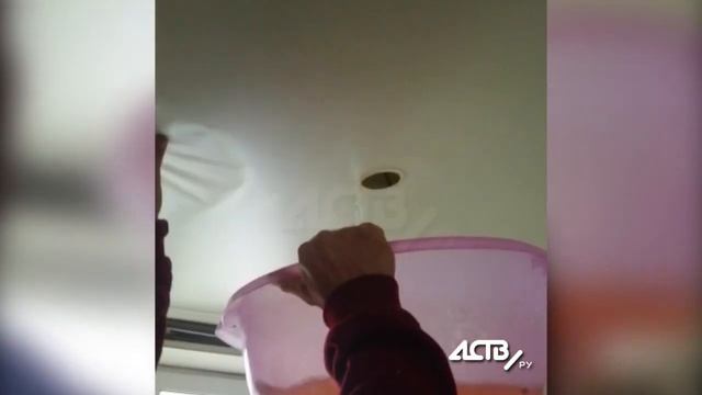 Жильцы дырявого дома в Южно-Сахалинске после дождя сливают воду с навесных потолков в тазы смотреть онлайн