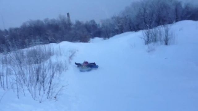 Групповой спуск на тюбингах. смотреть онлайн