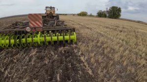 Трактор Кировец. Продолжаю испытывать ЧДА-5 VELES. Заезжаю на стерню ячменя.