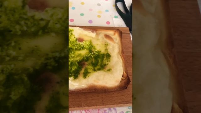 Focaccia al Pesto ? #ytshorts #food #italianfood #focaccia #pesto #green #cheese #foodlover