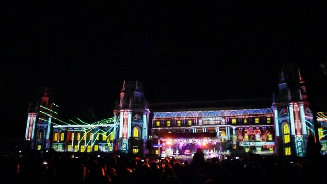 Москва. Царицынский парк. Фестиваль Круг Света. На сцене Арт-группа Soprano Турецкого.