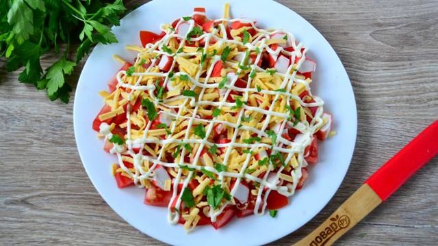 Салат с помидорами крабовыми палочками сыром и чесноком