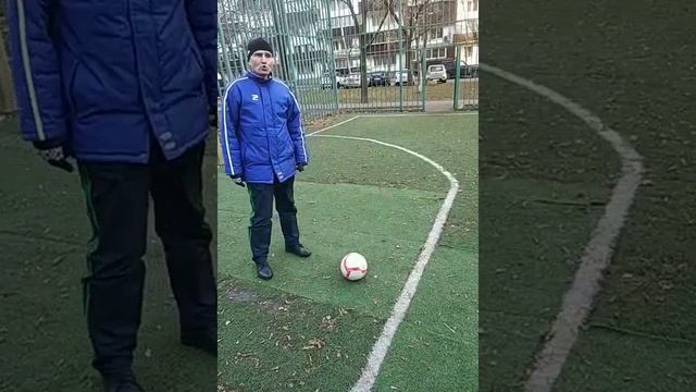 Секция по футболу. Упражнения с мячом