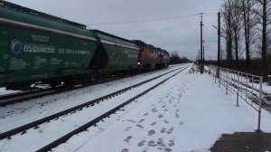 Быстрое скрещение грузового и пригородного поездов. Тепловозы 2ТЭ116У-0293 и ТЭП70БС-239
