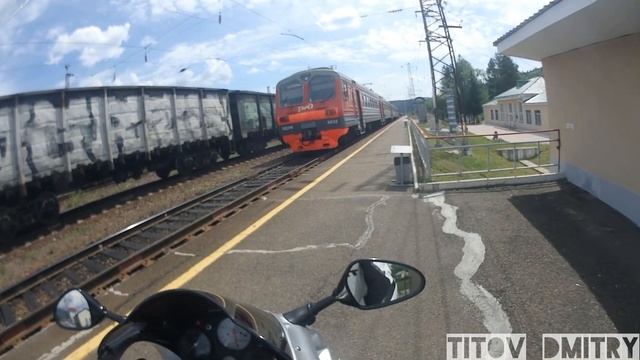 Заруба Электричка ЭД9М и спортбайк Honda VTR 1000F Жесть 5982 л.с смотреть онлайн