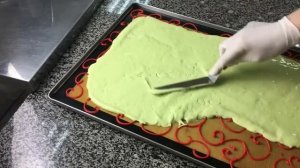 Фисташковый узорный рулет с малиной(рецепт под видео)