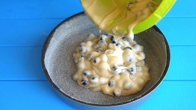 Пирог на молоке. Самый простой и вкусный пирог к чаю. Пирог с черной смородиной.
